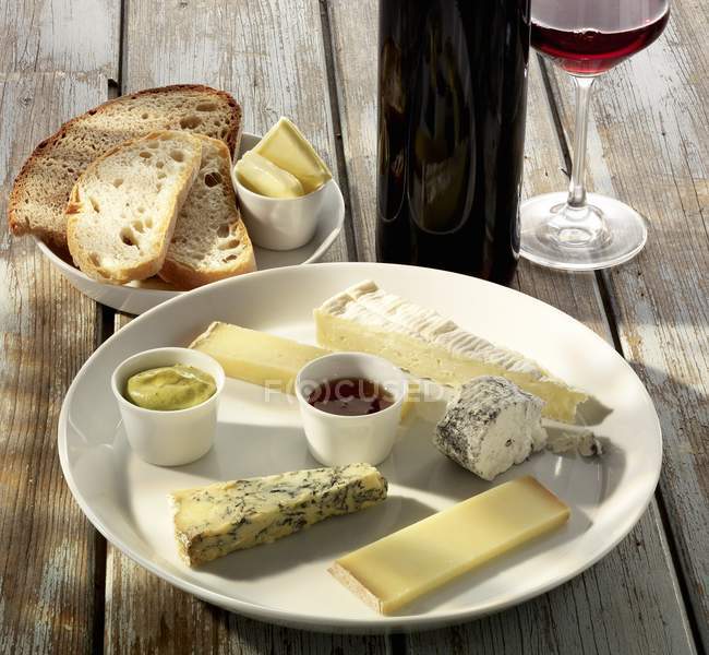 Prato de queijo com mostarda — Fotografia de Stock