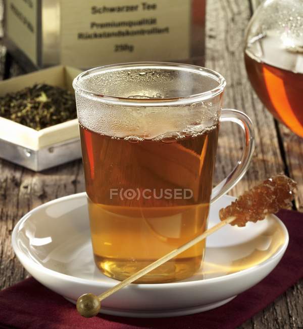 Schwarzer Tee im Glas — Stockfoto