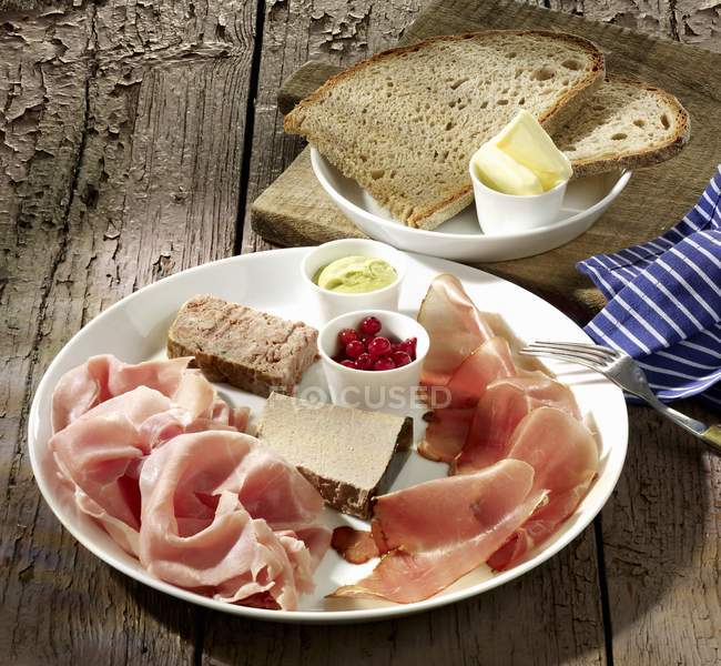 Ham slices on platter — Stock Photo