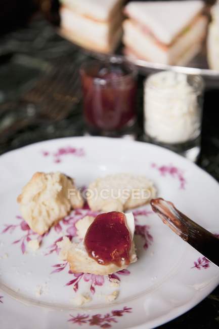Parzialmente mangiato Scone con marmellata — Foto stock