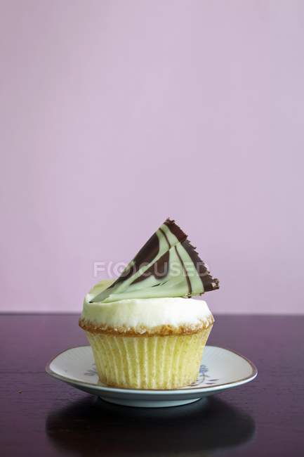 Cupcake topped with fan of chocolate — Stock Photo