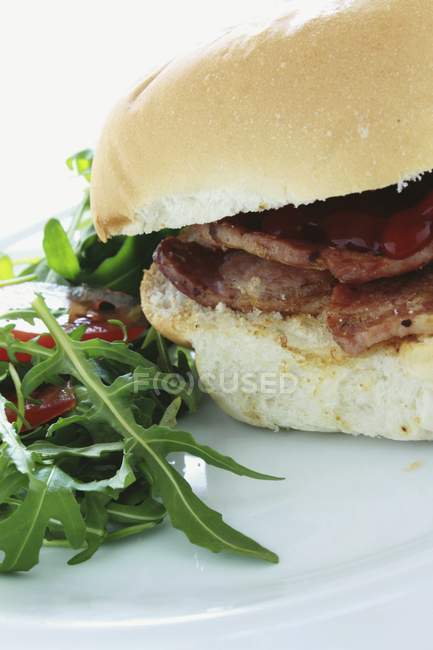 Rollo de ensalada de cohete - foto de stock