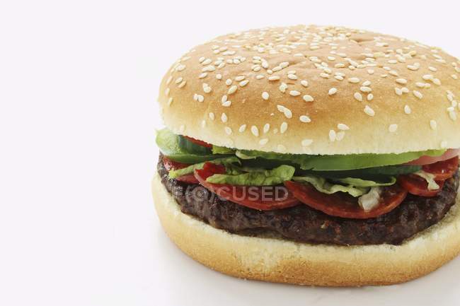 Hambúrguer com pepperoni e salada — Fotografia de Stock