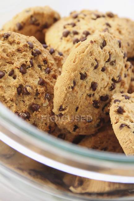 Cookies aux pépites de chocolat dans un bol — Photo de stock