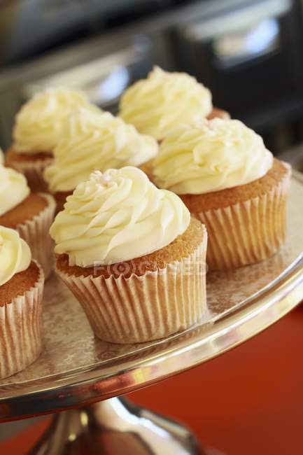Buttercream cupcakes on cake stand — Stock Photo