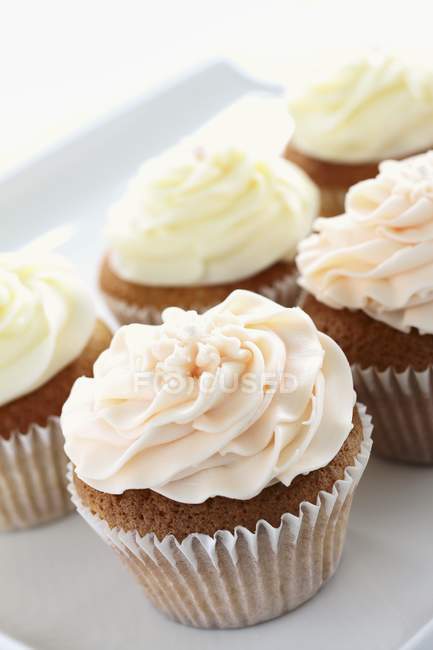 Vários cupcakes de creme de manteiga — Fotografia de Stock