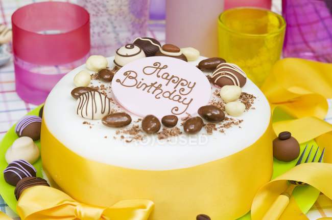 Gâteau d'anniversaire avec bonbons au chocolat — Photo de stock