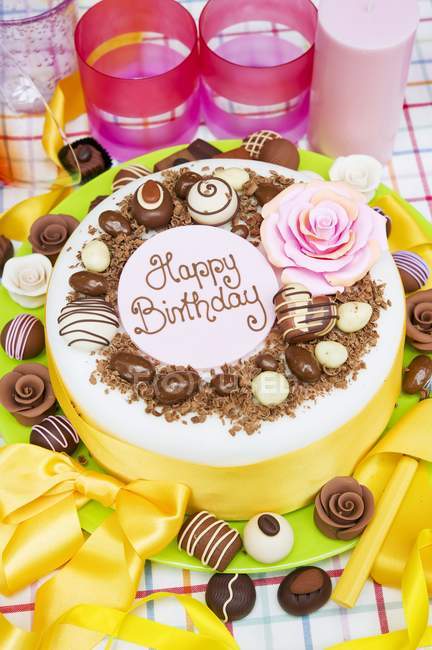 Торт на день народження з шоколадними цукерками — стокове фото