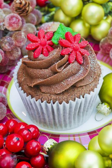 Chocolate cupcake decorated with sugar flowers — Stock Photo