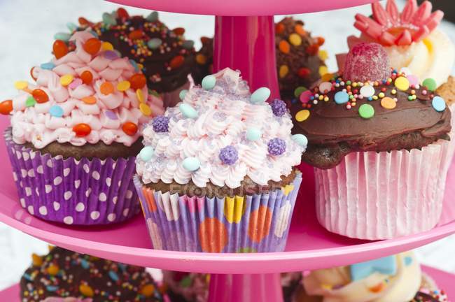 Cupcakes coloridos na banca de bolo — Fotografia de Stock