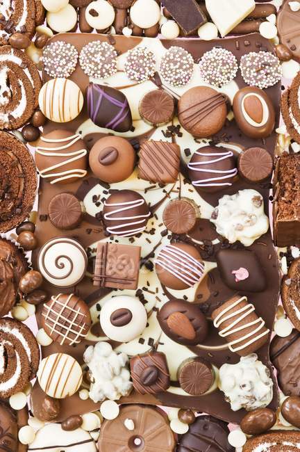 Caramelos de chocolate surtidos - foto de stock