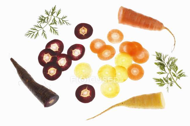 In Scheiben geschnittene bunte Karotten — Stockfoto