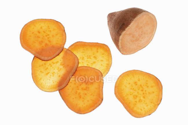 Свежий частично нарезанный сладкий картофель — стоковое фото