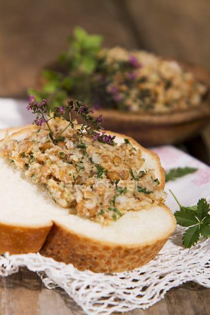 Pane bianco con lenticchia — Foto stock