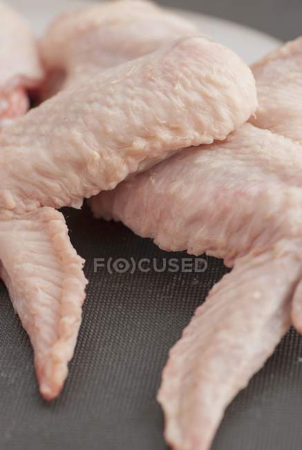 Ali di pollo crude — Foto stock