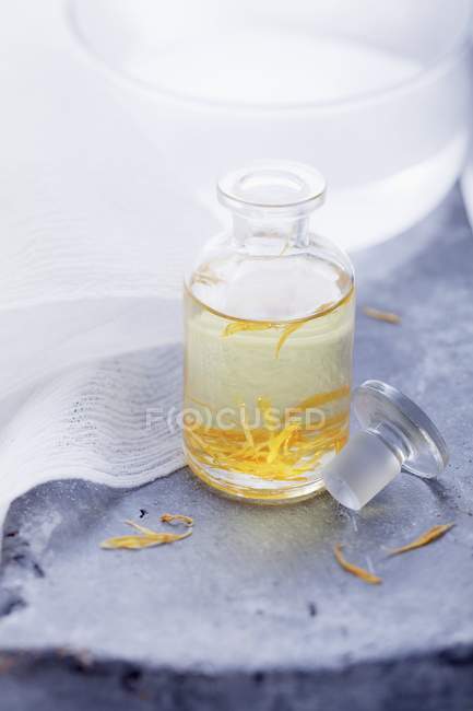 Vista ravvicinata dell'olio di calendula in una bottiglia di farmacia — Foto stock