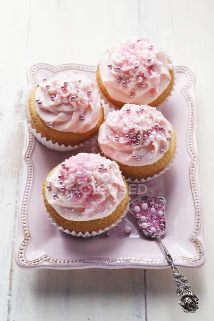 Cupcakes rosa com pérolas de açúcar — Fotografia de Stock