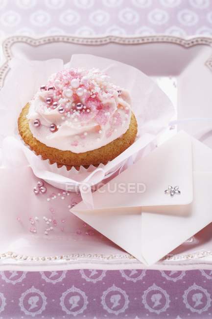 Cupcake rosa con perle di zucchero — Foto stock
