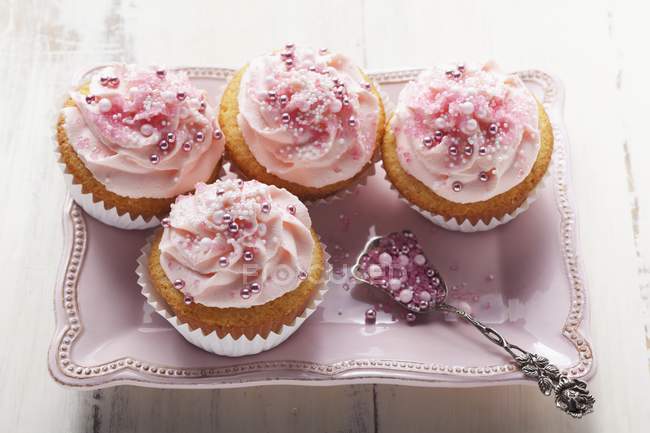 Рожеві кекси з цукровими перлами — стокове фото