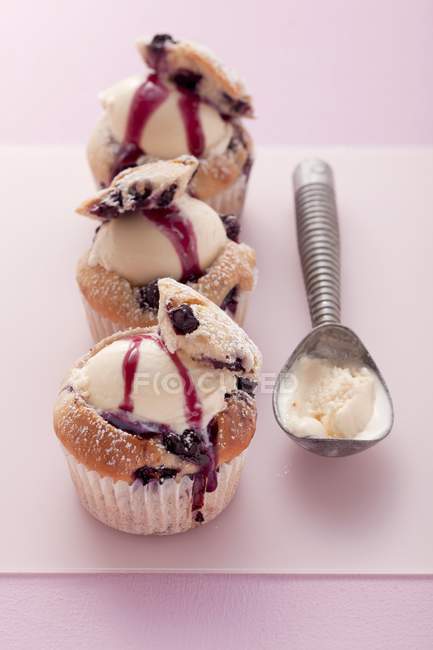 Bolinhos de sorvete com mirtilos — Fotografia de Stock
