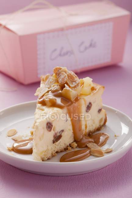 Cheesecake with caramel sauce — Stock Photo