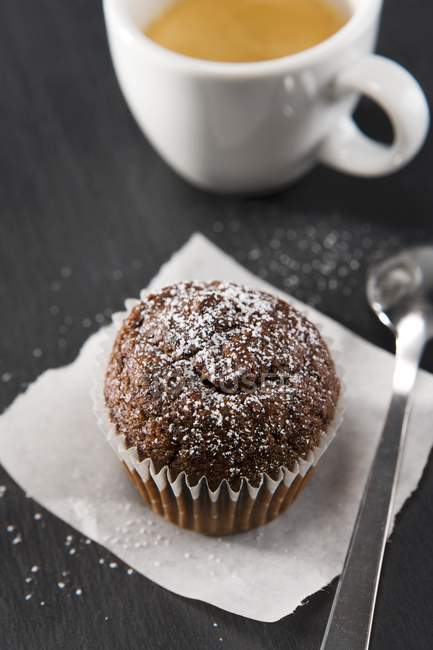 Schokoladenmuffin mit Tasse Espresso — Stockfoto