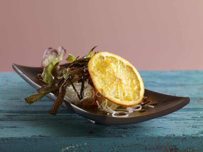 Салат с рисовой лапшой — стоковое фото