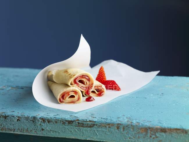 Crepe rolls filled with strawberry marmalade — Stock Photo