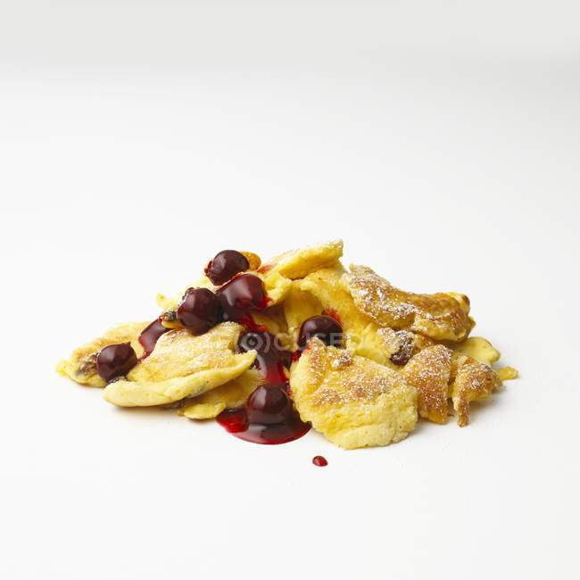 Kaiserschmarren-Pfannkuchen mit Kirschkompott — Stockfoto