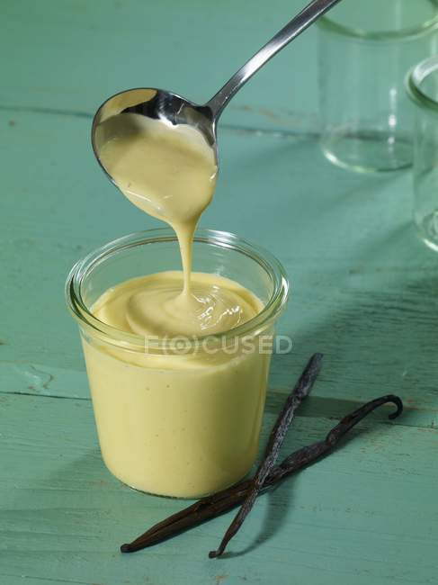 Vetro con budino alla vaniglia — Foto stock