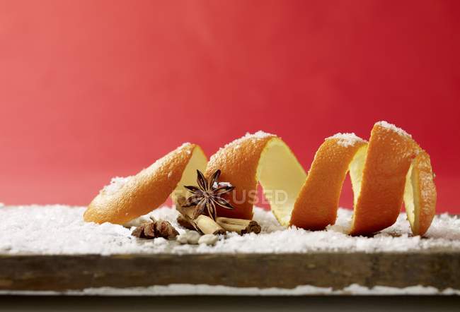 Natura morta con buccia d'arancia, cannella, anice stellato e zucchero a velo — Foto stock