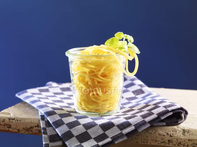 Cooked spaghetti in glass cup — Stock Photo