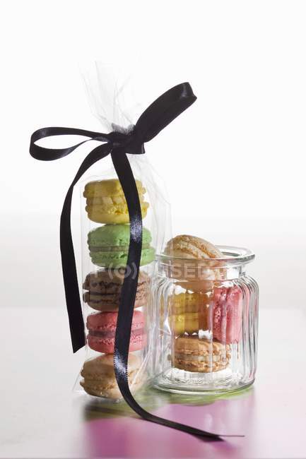 Macaroons as gift in jars — Stock Photo