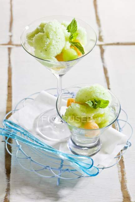 Vodka sorbet with melon and mint — Stock Photo