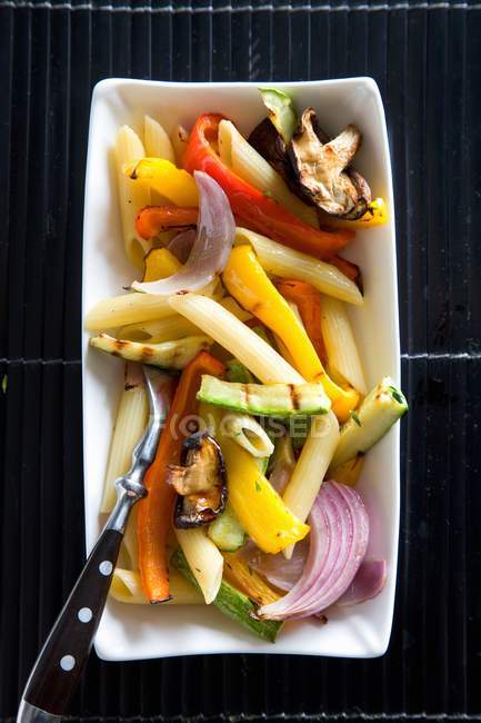 Пенне-паста с овощами — стоковое фото