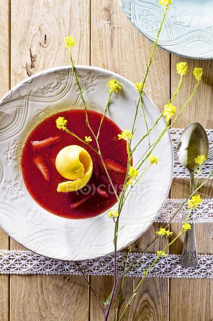 Soupe de fraises au sorbet à la mangue — Photo de stock