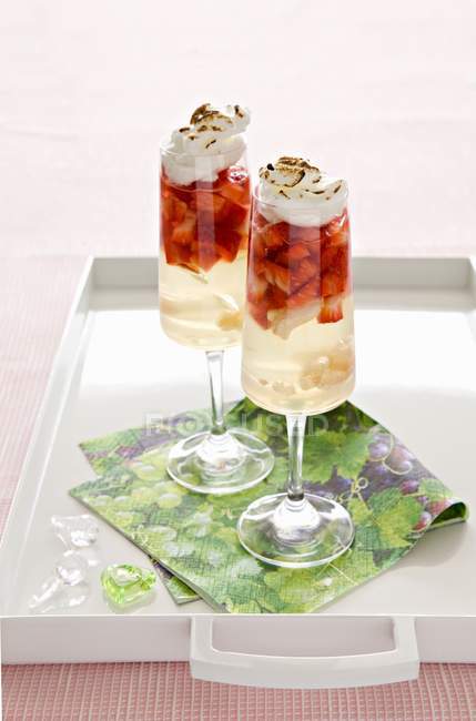 Trifle di fragole in bicchieri — Foto stock