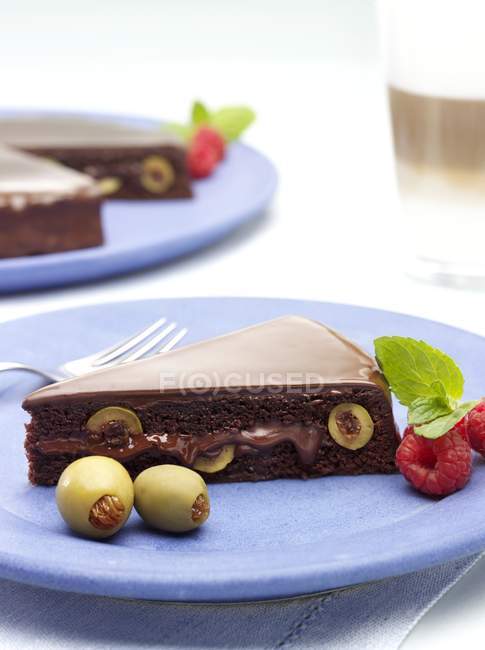 Chocolate tart with green olives — Stock Photo