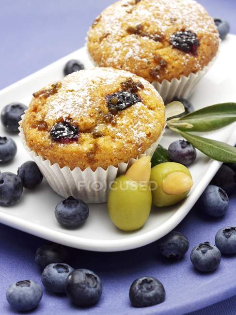 Muffin di oliva sul piatto con olive — Foto stock