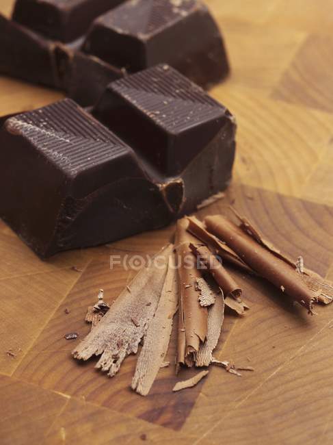 Гіркі шоколадні шматочки та стружка — стокове фото