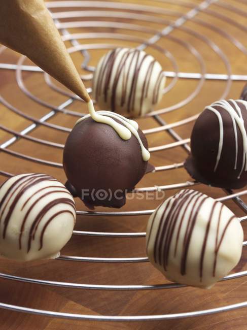 Decorating pralines with chocolate — Stock Photo