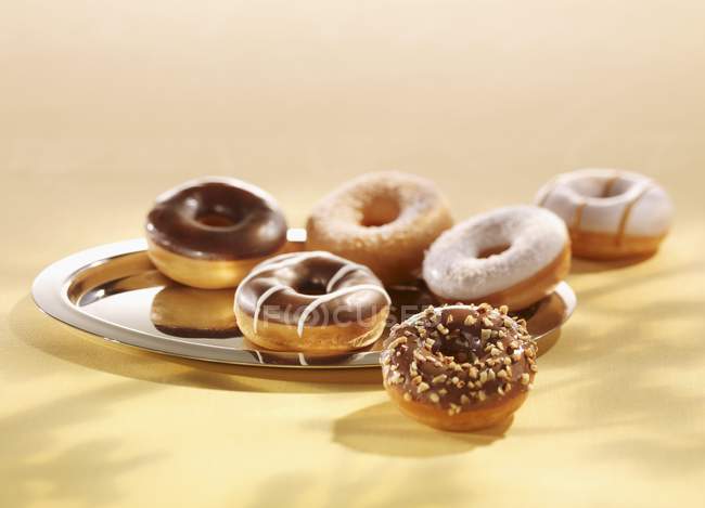 Verschiedene Donuts mit Zuckerguss — Stockfoto