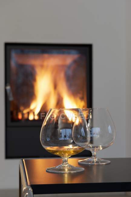 Cognac-Schnüffler auf dem Tisch — Stockfoto