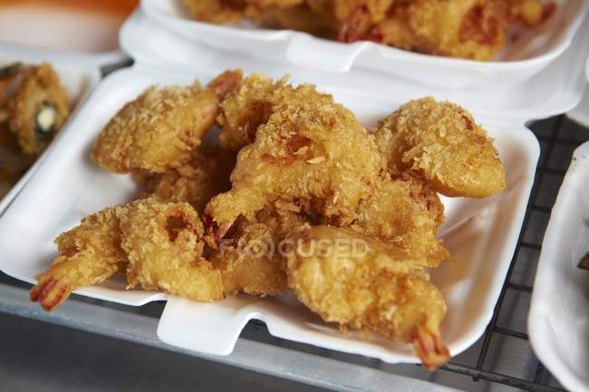Coconut-battered deep-fried prawns — Stock Photo