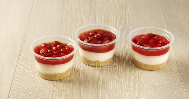 Mini strawberry cheesecakes — Stock Photo