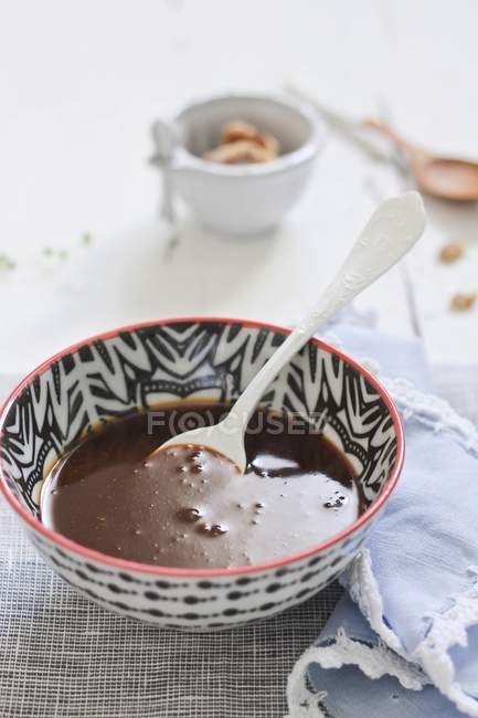 Schokoladensoße in gemusterter Schüssel — Stockfoto