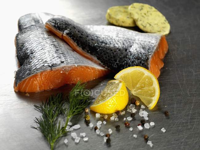 Filetes de salmón crudo con mantequilla de hierbas - foto de stock