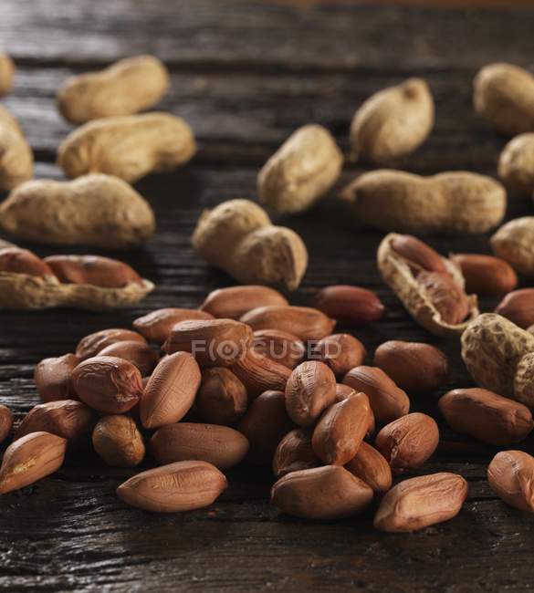 Cacahuètes, décortiquées et non décortiquées — Photo de stock