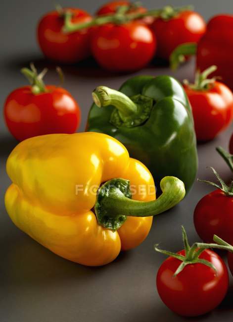 Pimentos e tomates frescos — Fotografia de Stock