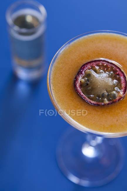 Vue rapprochée du cocktail Kir avec un fruit de la passion — Photo de stock